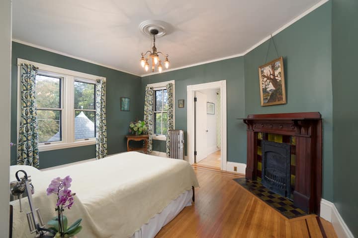 Earhart Room, second floor, with Queen bed, fireplace and built-in shelving