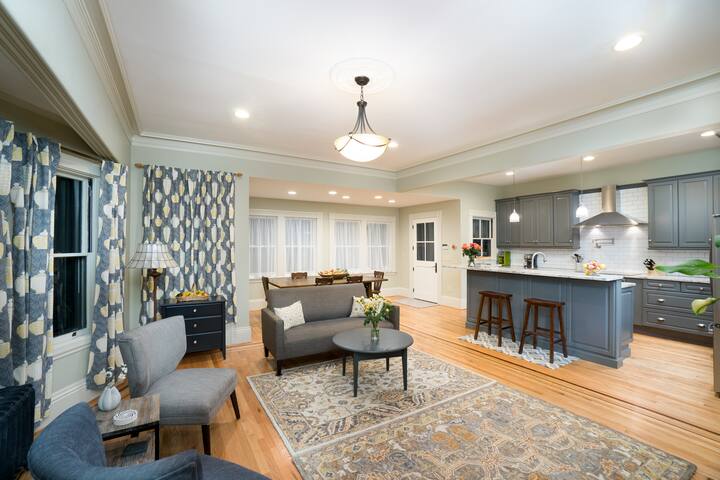 Elegant Victorian House, sleeps 14 near Brown/RISD gallery image 2