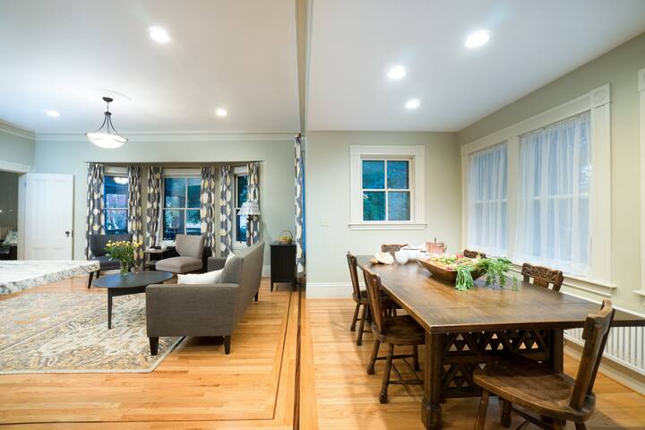 Elegant Victorian House, sleeps 14 near Brown/RISD gallery image 5