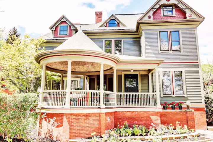 Elegant Victorian Home – East Side near Brown