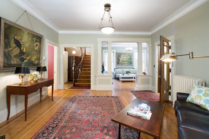 Elegant Victorian House, sleeps 14 near Brown/RISD gallery image 3