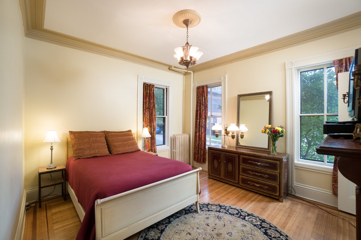 Shackleton soba, prizemlje, s bračnim krevetom i susjednom kupaonicom. Idealno za one koji se ne žele nositi sa stepenicama