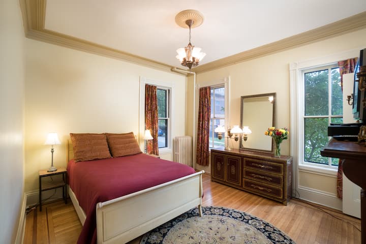 Shackleton room, ground floor, with Queen bed and adjacent bathroom. Ideal for those who prefer not to deal with stairs