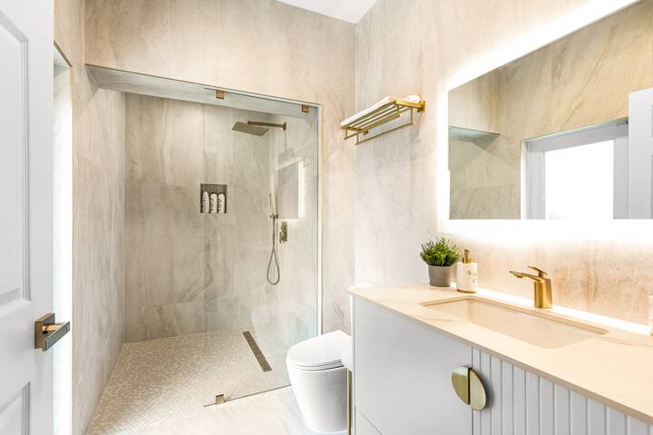 Spacious 5.5 BR Renovated Villa | Heated Pool Tiki gallery image 3