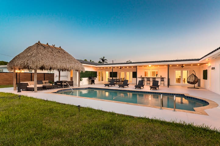 Spacious 5.5 BR Renovated Villa | Pool and Tiki