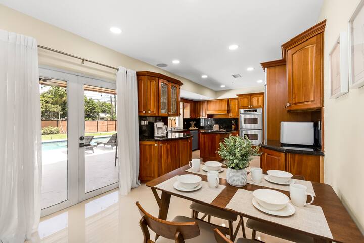 Spacious 5.5 BR Renovated Villa | Heated Pool Tiki gallery image 4