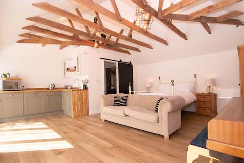 Beautifully renovated 1 bedroom detached annexe