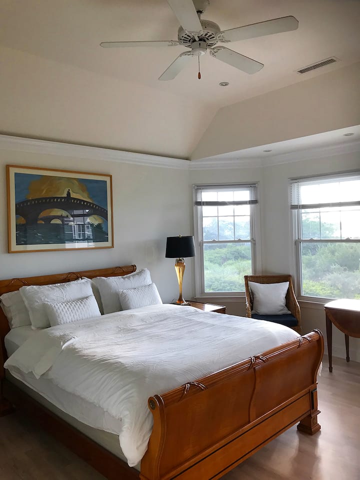 Високият таван в основния апартамент дава усещане за пространство за дишане.  