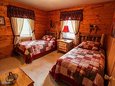 Tercer dormitorio: el nivel principal incluye dos camas individuales, mesa de noche y armario