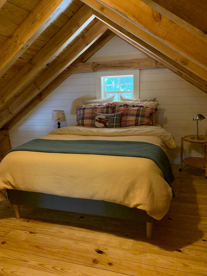 חדר שינה 2, קווין סייז, בקומה השלישית