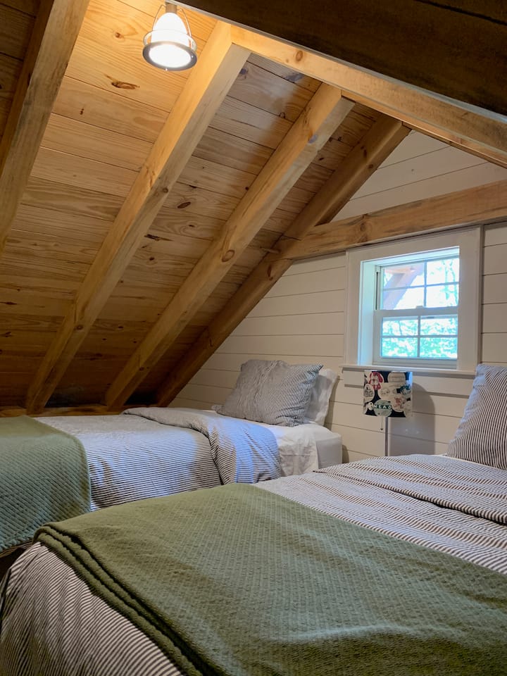 חדר שינה קטן ונעים 3, עם שתי מיטות נפרדות. אתם צריכים להיזהר על הראש אם אתם גבוהים. 