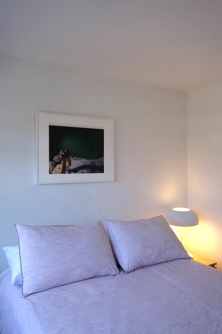 Втора спалня с голямо легло