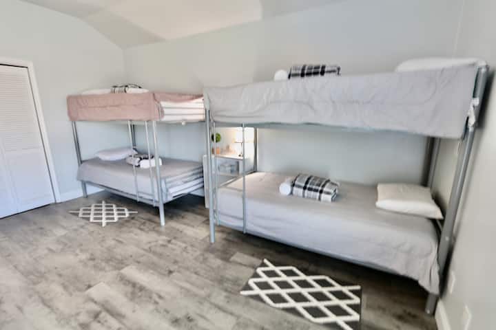 Vitanda 4 viwili vilivyo kwenye ghorofa ya 2