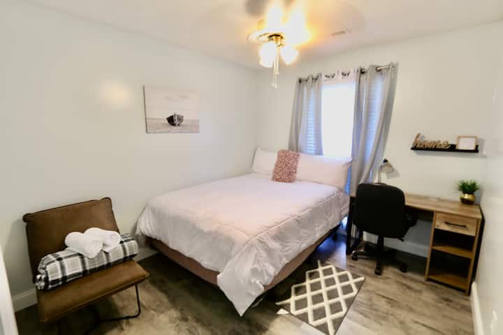 Kitanda cha ukubwa wa malkia kilicho kwenye ghorofa ya 1