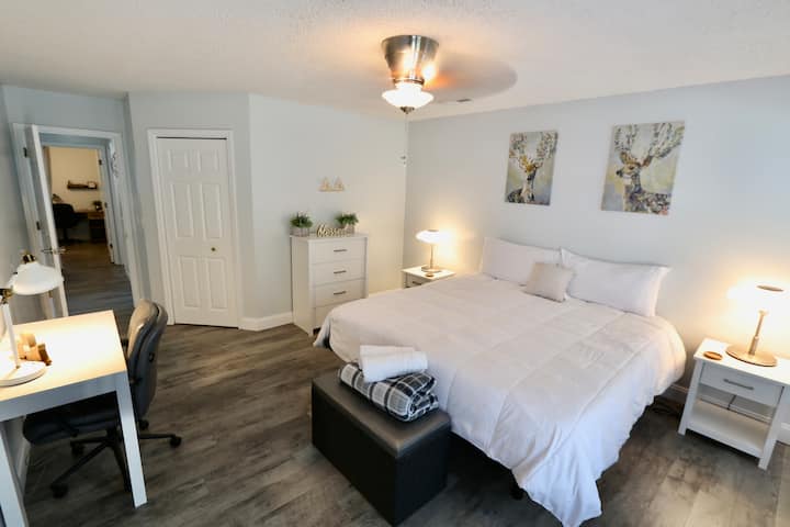 Chumba bora cha kulala chenye Kitanda cha ukubwa wa King kilicho kwenye ghorofa ya 1