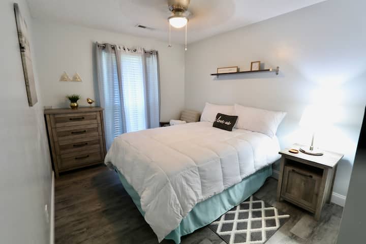 Kitanda cha ukubwa wa malkia kilicho kwenye Ghorofa ya 1