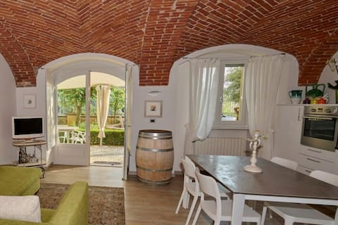 Top performing Airbnb: La Morra Suite-charming apartment with garden in Cuneo