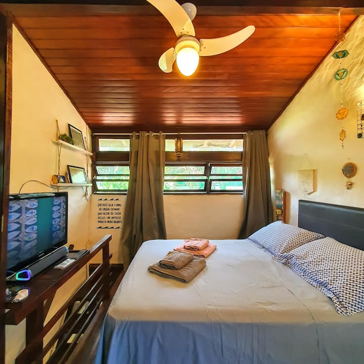 غرفة شاليه رودا مع سرير مزدوج قياسي، طاولات جانبية، مروحة، مكيف هواء، تلفزيون مع جهاز Chromecast (لا توجد قناة مفتوحة أو مدفوعة)، خزانة ملابس وديكور جميل.