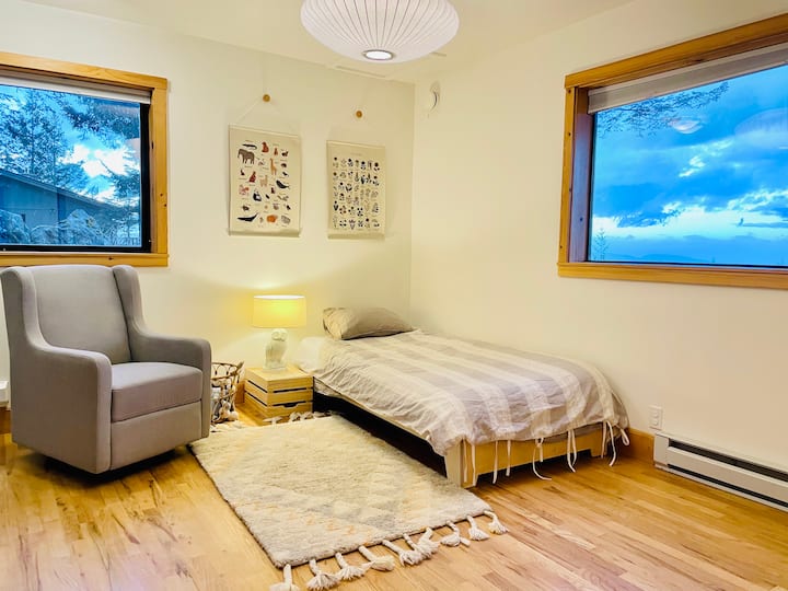 Habitación infantil - con cama individual, colchón de espuma XL de 6pulgadas, miniatura y pack-n-play