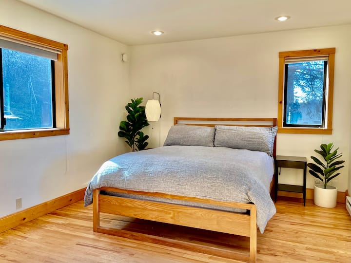 Dormitorio principal con baño principal contiguo y área de oficina