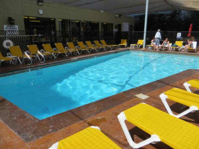 A Suite For 8 in The Center Strip gallery image 5