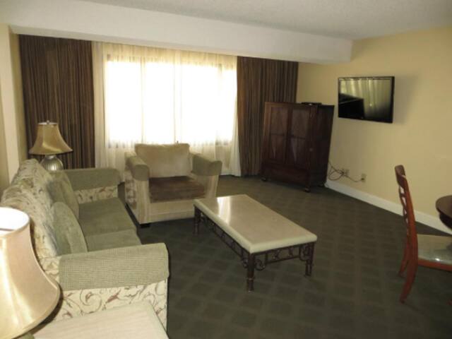 A Suite For 8 in The Center Strip gallery image 3