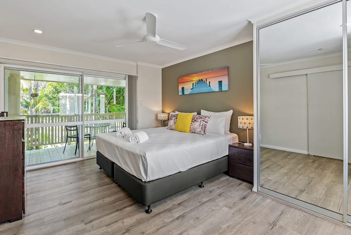 Chambre principale avec lit King, balcon privé, 2 grandes armoires à miroirs. Dispose également d'un ventilateur de plafond et de la climatisation.