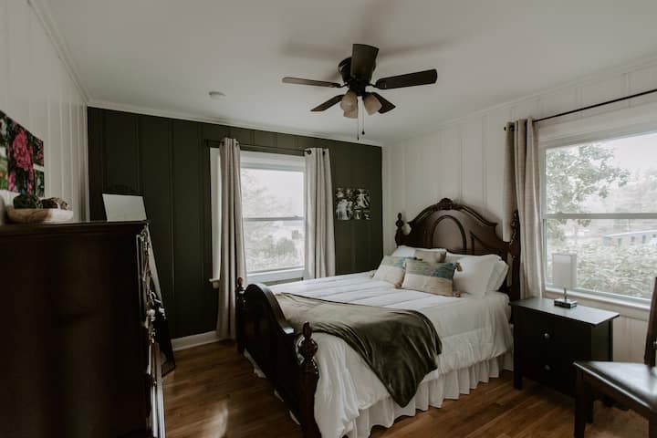 La camera da letto n °2 ha un letto matrimoniale e un comò antico. Goditi una buona notte di sonno su un materasso in memory foam, così potrai riposare bene per una giornata in città. Include anche un armadio completo.