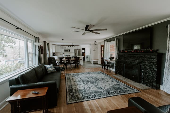 Il caminetto aggiunge atmosfera al soggiorno. La Roku TV da 65"si trova sopra il manto.  