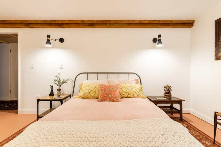 godoro la ukubwa wa malkia lenye starehe ya chini + mito ya chini.  Sconces are dimmable to set to the light level that is comfortable to you.