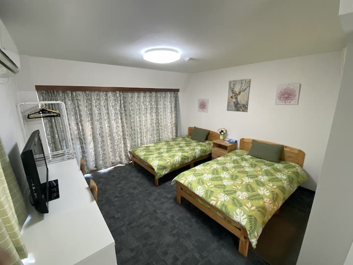 2 krevate gjysmë të dyfishtë.
195 cm vertikale, 120 cm e gjerë, 16 cm e lartë