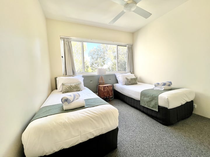 Втората спалня може да бъде конфигурирана като близнаци или двойна.