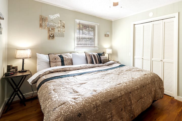 主卧配有一张2米宽双人床。 在32英寸LED电视上登录您的个人娱乐账号，尽情享受吧！

免责声明：装饰品和家具可能会因升级、维修和趋势而有所不同。  