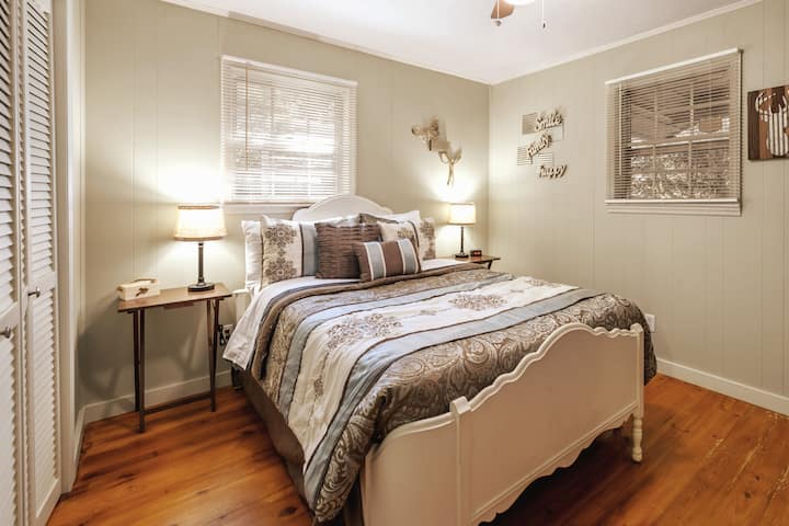 第二间客房配有一张双人床。 在32英寸LED电视上登录您的个人娱乐账号，尽情享受吧！

免责声明：装饰品和家具可能会因升级、维修和趋势而有所不同。  