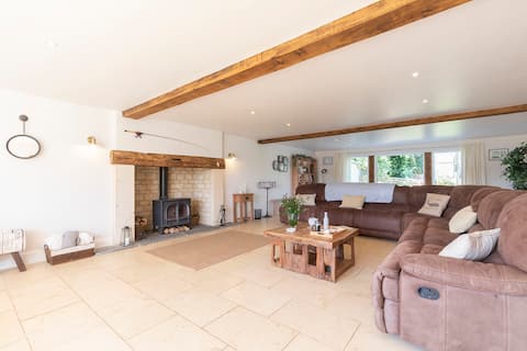 Popular Airbnb listing: Second Spring Lakehouse Yoga and Wellness Retreat in Bourton On The Water