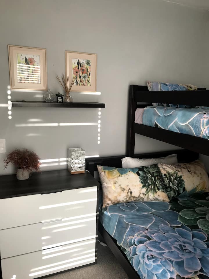 ห้องนอนที่ 3 พร้อมเตียงสองชั้นและเตียงเดี่ยว 