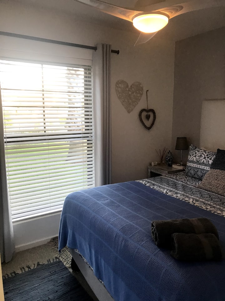 ห้องนอนที่ 2 พร้อมเตียงควีนไซส์