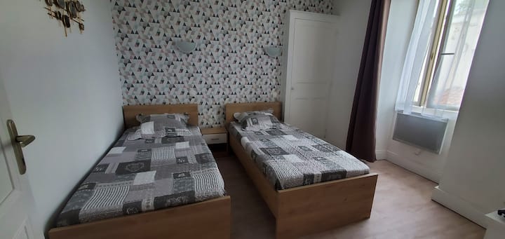 Una habitación con dos camas de 90 cm