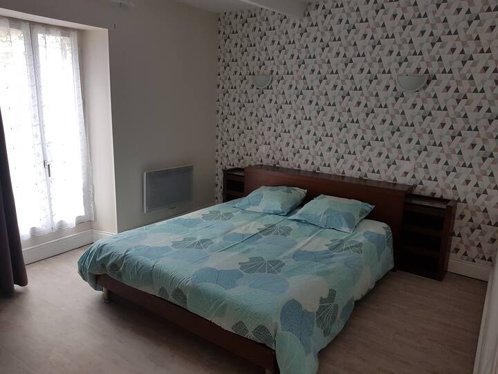 Una habitación con una cama de 160