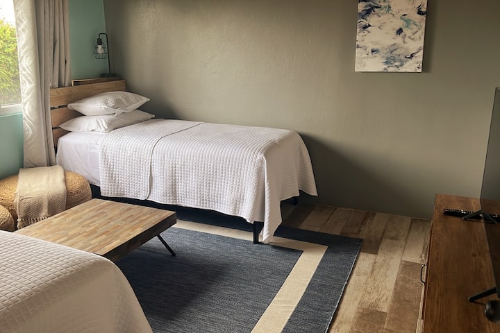 Segundo dormitorio/sala de televisión del piso superior con dos camas individuales