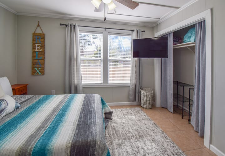 Espacio en el armario y un televisor inteligente