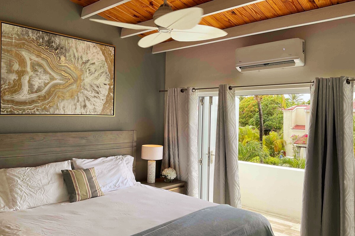 الوصول إلى فناء غرفة النوم الرئيسية في الطابق العلوي