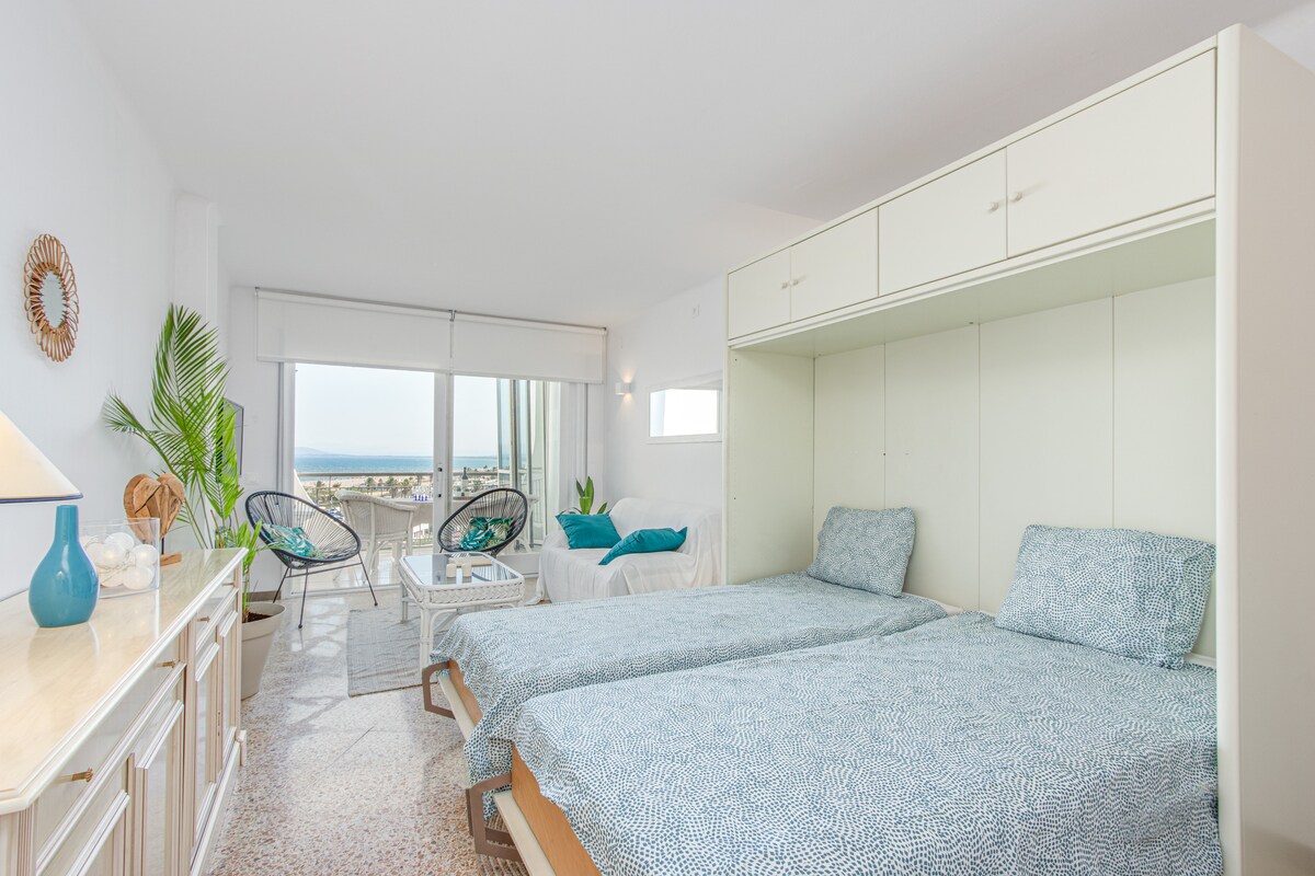 سرير خزانة مع سريرين مفتوحين لليلة