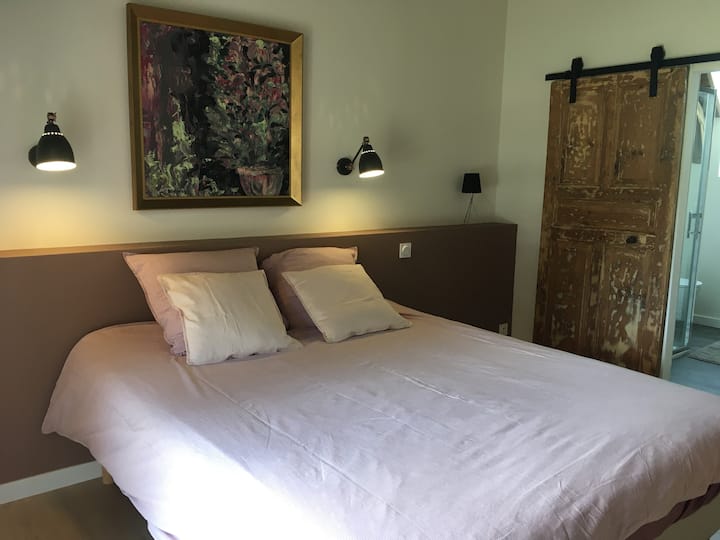 Suite principal con una cama de 160 cm, un vestidor y un cuarto de baño privado.