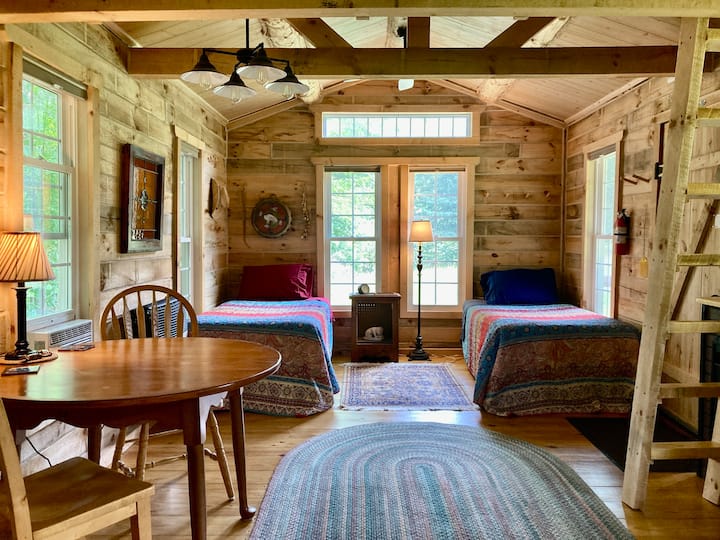 Creekside Cabin for a Nature Getaway Guesthouses for Rent in