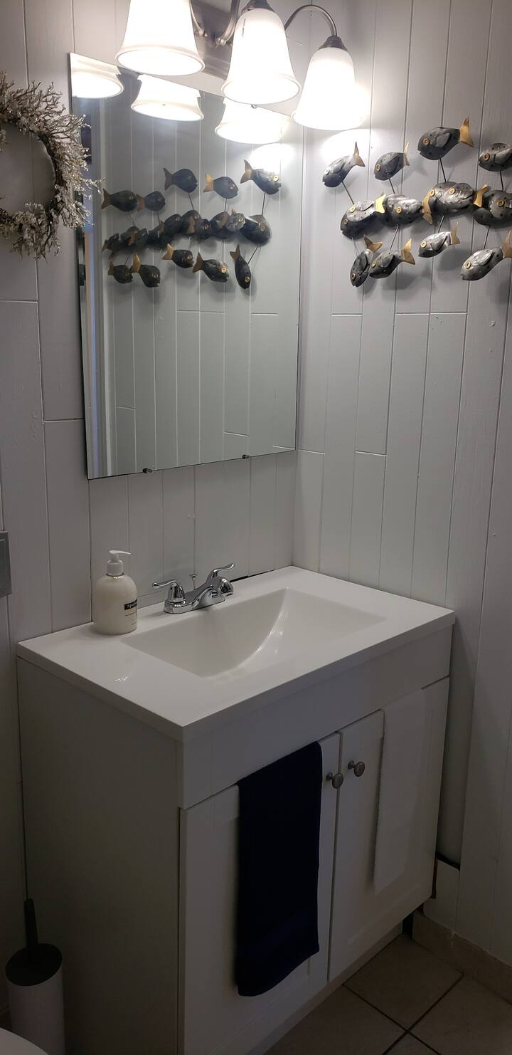 Cute 3 Bedroom Cottage, 1 min walk from the beach.