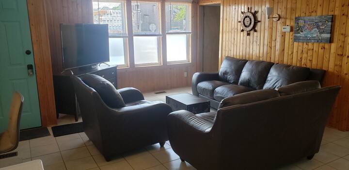 Cute 3 Bedroom Cottage, 1 min walk from the beach.