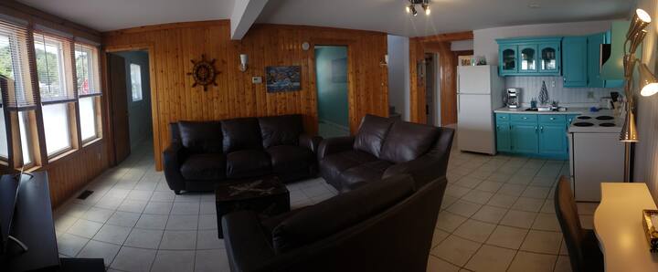 Cute 3 Bedroom Cottage, 1 min walk from the beach.