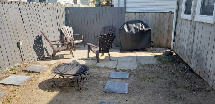 Cute 3 Bedroom Cottage, 1 min walk from the beach.