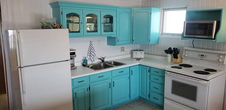 Cute 3 Bedroom Cottage, 1 min walk from the beach.